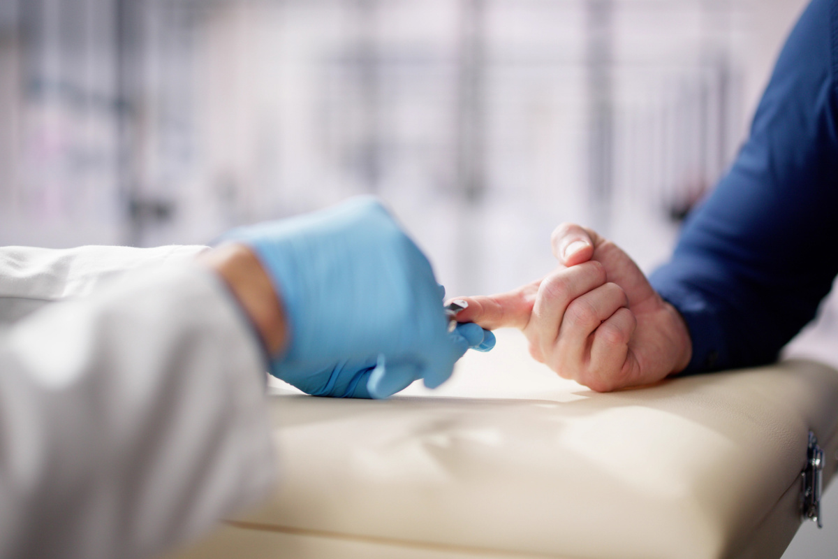 Physician taking a PEth test
